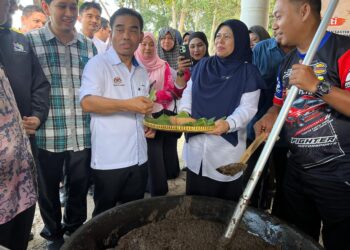  HAZAMI Jahari  (tiga dari kanan) mencuba bubur asyura di Perkampungan Penulis Wilayah Timur, di Bachok, Kelantan hari ini. UTUSAN/TOREK SULONG