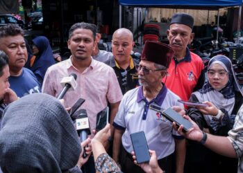 Shaaripuddin Yub Kamarudin (kanan) dan Reduan dalam sidang akhbar di Desa Pandan, semalam.