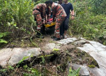 ANGGOTA bomba mengusung mayat mangsa yang lemas ketika menyelamatkan rakannya dalam kejadian di Air Terjun Bukit Dinding, Sungai Badak di Gurun.