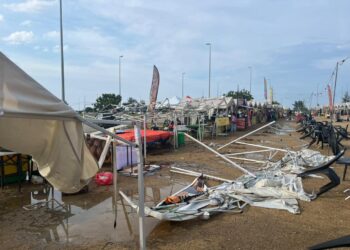 KEADAAN gerai jualan  selepas hujan lebat dan ribut di sekitar kawasan Jambatan Angkat, Kuala Terengganu. - UTUSAN/NURSYASYA NADHIRAH ZABIDI