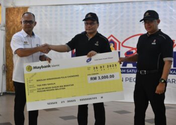 MOHD. Dusuki Mokhtar (tengah) menyerahkan sumbangan semasa Majlis Peluncuran Program Santun Madani Jabatan Peguam Negara 2025 di Sekolah Kebangsaan Pulai Chondong, Machang, Kelantan. - UTUSAM/KAMARUL BISMI KAMARUZAMAN