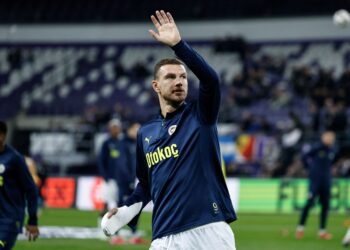 EDIN Dzeko menyertai Fiorentina dengan kontrak selama setahun. - AFP