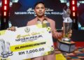 IZZAT Shameer Dzulkeple bersama trofi anugerah Olahragawan Perak 2023/2024 yang disampaikan Sultan Nazrin Muizzuddin Shah pada majlis di Ipoh semalam. - UTUSAN/MUHAMAD NAZREEN SYAH MUSTHAFA