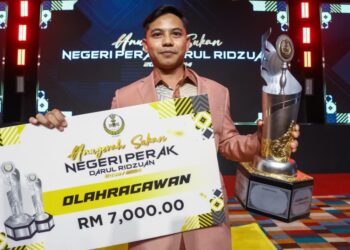 IZZAT Shameer Dzulkeple bersama trofi anugerah Olahragawan Perak 2023/2024 yang disampaikan Sultan Nazrin Muizzuddin Shah pada majlis di Ipoh semalam. - UTUSAN/MUHAMAD NAZREEN SYAH MUSTHAFA