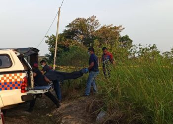 POLIS mengangkat mayat kanak-kanak lelaki berusia enam tahun yang ditemukan di Rompin, Jempol, hari ini.-UTUSAN/ NOR AINNA HAMZAH
