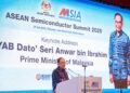 ANWAR Ibrahim ketika berucap di majlis penutup ASEAN Semiconductor Summit (ASEMIS) 2025 di Hotel One World. - UTUSAN/SADDAM YUSOFF