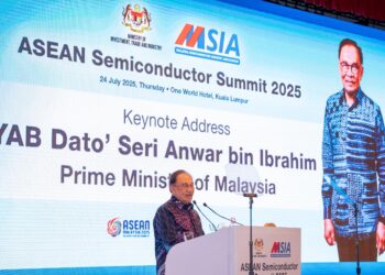 ANWAR Ibrahim ketika berucap di majlis penutup ASEAN Semiconductor Summit (ASEMIS) 2025 di Hotel One World. - UTUSAN/SADDAM YUSOFF