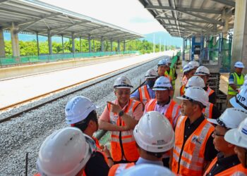 AHMAD Samsuri Mokhtar (tiga dari kiri) hadir melawat kerja-kerja pembinaan projek Laluan Rel Pantai Timur (ECRL) Jerteh di Besut, Terengganu hari ini. - UTUSAN/PUQTRA HAIRRY