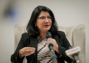 K. Saraswathy bercakap ketika sidang akhbar mengenai pertandingan Pidato Mengenang Sejarah dan Jasa Tun V.T. Sambanthan di Kementerian Perpaduan Negara, Putrajaya.-UTUSAN/FAIZ ALIF ZUBIR
