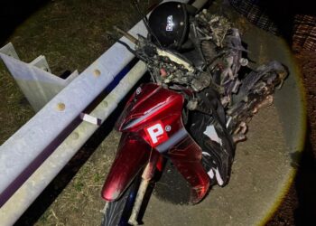 KEADAAN motosikal mangsa selepas terlibat dalam kemalangan di Kilometer 71, Jalan Gua Musang-Lojing di Gua Musang, Kelantan, semalam. - IHSAN POLIS