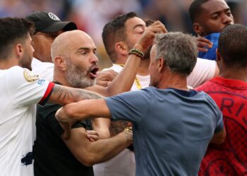 JURULATIH Chelsea, Enzo Maresca (kiri) dilihat bertengkar dengan Luis Enrique sambil dihalang beberapa pemain selepas final Piala Dunia Kelab FIFA di Stadium MetLife, East Rutherford, New Jersey, semalam. - AFP