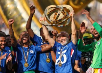 PENGURUS Chelsea, Enzo Maresca menjulang trofi Piala Dunia Kelab selepas menewaskan Paris Saint Germain dalam aksi final di Amerika Syarikat, semalam. - AFP