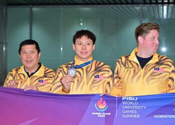 KETUA jurulatih renang negara, Eric Anderson (kanan) bersama perenang negara Khiew Hoe Yean (tengah). - IHSAN SUKAN IPT
