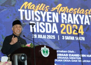 AHMAD Zahid Hamidi ketika berucap pada Majlis Apresiasi Tuisyen Rakyat RISDA 2024 di Hotel Premiera, di sini hari ini. - UTUSAN/AMIR KHALID