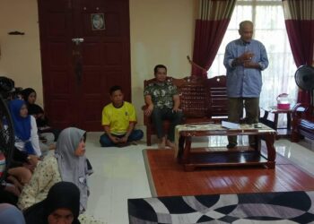 KAMARUL Azman Khamis dan Ahmad Kamil Munim mengadakan perjumpaan dengan 
pengerak-pengerak Alumni Belia 4B berhubung penganjuran program Gema Merdeka di kawasan DUN Pedu.-UTUSAN