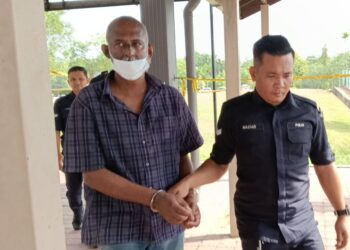 V. Elenggo (kiri) dihadapkan atas 58 pertuduhan menipu di Mahkamah Majistret Sungai Petani.