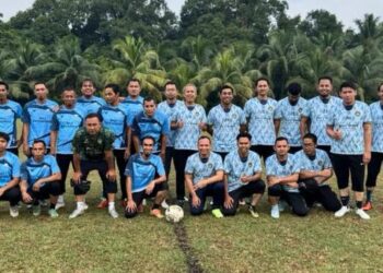 PEMAIN bola sepak yang mewakili Kampung Rawai dan Bahagian Perkhidmatan Farmasi bergambar kenangan sebelum perlawanan persahabatan di Padang Kampung Rawai, Marang, Terengganu, Sabtu lalu.