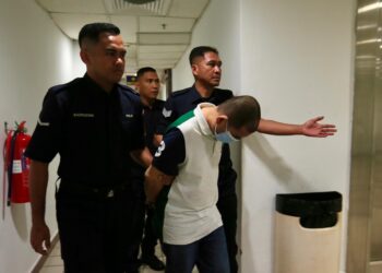 MOHD. Faiz Yusof (tengah) dibawa keluar dari Mahkamah Tinggi Kuala Terengganu, hari ini.