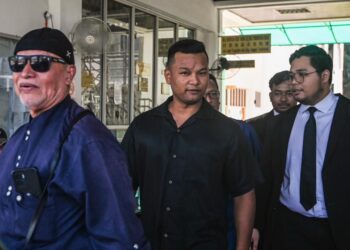 CEO Batu yang didakwa atas pertuduhan memiliki gambar lucah dalam telefon bimbit ketika dihadapkan ke Mahkamah Majistret Selayang di sini hari ini. - UTUSAN/SYAKIR RADIN
