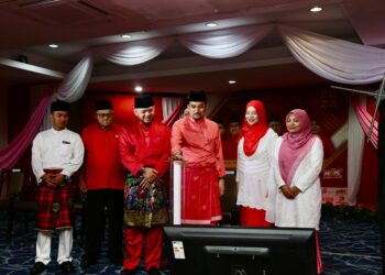 ASYRAF Wajdi Dusuki (tiga dari kanan) dan Fathul Bari Mat Jahya ketika menyempurnakan Majlis Perasmian Serentak Mesyuarat Perwakilan Wanita, Pemuda dan Puteri UMNO Bahagian Kangar di Hotel Putra Regency, Kangar, Perlis hari ini. -UTUSAN/IZLIZAN OTHMAN