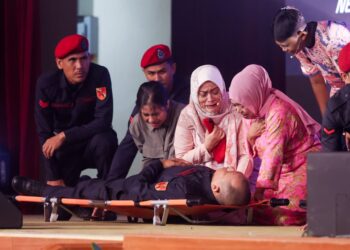 PEMENTASAN pantomim 'Sang Beret Merah' tragedi nahas mengorbankan sembilan anggota FRU pada Mei lalu diadakan sempena sambutan Hari Pahlawan 2025 peringkat negeri Perak di Bangunan Perak Darul Ridzuan di Ipoh hari ini. - UTUSAN/MUHAMAD NAZREEN SYAH MUSTHAFA