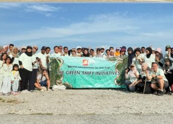 WARGA kerja Gadang Group dan ahli keluarga mereka bergambar pada Program Pembersihan Pantai di Pantai Remis, Jeram, Selangor, baru-baru ini.