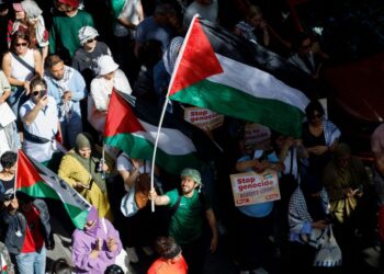 PENUNJUK perasaan mengibarkan bendera Palestin semasa demonstrasi menuntut gencatan senjata Gaza di Brussels, pada 11 Mei lalu.- AFP