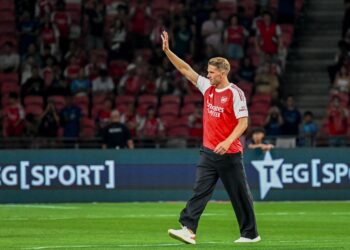 VIKTOR Gyokeres berjalan sebelum perlawanan persahabatan menentang Newcastle di Stadium Nasional Singapura, Ahad lalu. - AFP