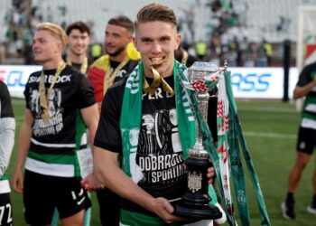 PENYERANG Sporting Lisbon, Viktor Gyokeres bersama trofi kemenangan selepas menjuarai Piala Portugal menewaskan Benfica 3-1 di Oeiras, 25 Mei lalu.