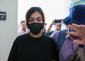 MOHAMAD Haikal Izzuwan Adun (kiri) ketika hadir di Mahkamah Tinggi Syariah Kuala Terengganu. -UTUSAN/PUQTRA HAIRRY