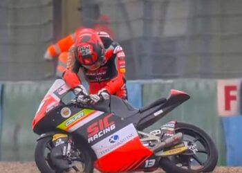 HAKIM Danish terjatuh di pusingan kedua sewaktu beraksi pada Kejohanan Dunia FIM JuniorGP di Litar Magny-Cours, Perancis, semalam. - Ihsan SIC Racing-MSI