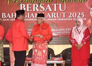 HAMZAH Zainudin menyampaikan sumbangan pada Persidangan Tahunan Bersatu Bahagian Larut 2025 di Selama semalam. - UTUSAN/ZULFACHRI ZULKIFLI