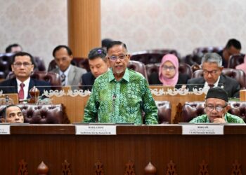 HANAFIAH MAT menjawab soalan pada Mesyuarat Kedua Penggal Persidangan Ketiga Dewan Undangan Negeri (DUN) Kelima Belas di Wisma Negeri, Kuala Terengganu, Terengganu.
