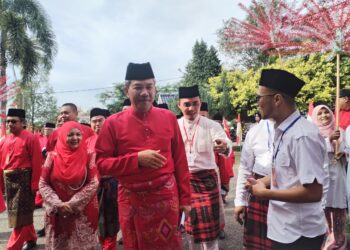MOHAMAD Hassan (tengah) ketika hadir ke Mesyuarat Perwakilan UMNO Bahagian Besut di Gong Kemuntong, Besut,Terengganu. - UTUSAN /WAN ZURATIKAH IFFAH WAN ZULKIFLI