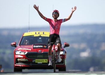BEN Healy mengayuh basikal ke garisan penamat untuk memenangi peringkat keenam perlumbaan berbasikal Tour de France antara Bayeux dan Vire Normandie, semalam. - AFP