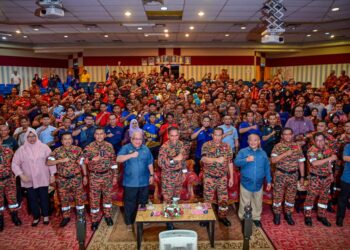 NOR Hisham Mohammad (tengah) bergambar kenangan bersama anggota bomba dan tetamu pada Program Madani Rakyat Kebombaan Komuniti (PMRKK) di Akademi Bomba dan Penyelamat Malaysia Wilayah Timur, Wakaf Tapai, Marang, Terengganu. - UTUSAN/PUQTRA HAIRRY