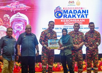 NOR Hisham Mohammad (tiga dari kiri) menyampaikan Anugerah Bakti Komuniti kepada penerima pada Program Madani Rakyat Kebombaan Komuniti (PMRKK) di Akademi Bomba dan Penyelamat Malaysia Wilayah Timur, Wakaf Tapai, Marang, Terengganu. -UTUSAN/PUQTRA HAIRRY