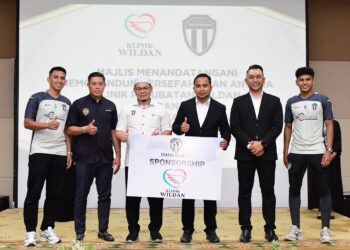 HISHAMUDDIN Abdul Karim (tiga dari kiri) bersama Pemangku Ketua Eksekutif TFC, Ahli Lembaga Pengarah Klinik Wildan dan pemain TFC selepas Majlis Menandatangani Memorandum Persefahaman (MoU) antara TFC dan Klinik Wildan di Hotel Grand Puteri, Kuala Terengganu. – UTUSAN / NURSYASYA NADHIRAH ZABIDI