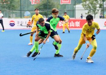 AKSI Malaysia menentang Uzbekistan dalam saingan Piala Asia Bawah 18 yang berakhir dengan seri 2-2 di Dazhou, China, kelmarin. Malaysia mara ke separuh akhir menentang Pakistan hari ini. - IHSAN KONFEDERASI HOKI MALAYSIA