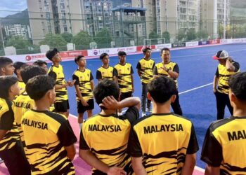 Mohd. Sufian Mohamad memberi nasihat kepada anak-anak buahnya yang masih bertarung dalam Kejohanan Piala Asia B-18di Dazhou, China. - IHSAN KHM