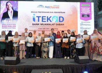 PENYERAHAN sijil iTEKAD Sabah kepada 16 usahawan B40 dan asnaf di Tawau, Sabah.