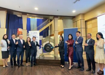 VINCENT Ong Mum Fei (lima dari kiri) bersama wakil syarikat ketika penyenaraian di Pasaran Ace Bursa Malaysia Sekurities Berhad di sini, hari ini. - UTUSAN/SABRINA ZULKIFLI