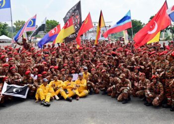 NOR Hisham Mohamad (tengah) bergambar bersama peserta pada Majlis Penutupan National Firefighter Drill 2025 di Akademi Bomba dan Penyelamat Malaysia Wilayah Timur, Wakaf Tapai, Marang, Terengganu hari ini. - UTUSAN/PUQTRA HAIRRY