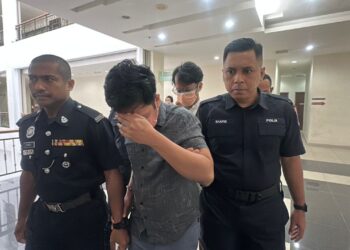 TENGKU Nizaruddin Tengku Zainudin (tengah) dan Tengku Abdul Aziz (belakang), masing-masing dijatuhi hukuman penjara sebulan dan denda RM1,500 oleh Mahkamah Majistret Muar.