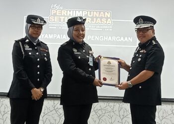 MOHD. Yusri Mohd. Nor  (kanan) menyampaikan sijil penghargaan kepada pegawai Imigresen sempena Perhimpunan Setia Berjasa di Kuala Terengganu, semalam - UTUSAN / NURSYASYA NADHIRAH ZABIDI