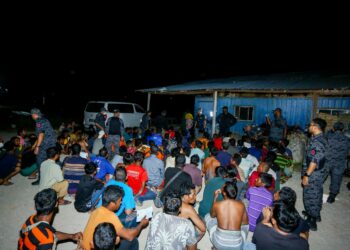 PEKERJA asing yang diperiksa dalam Op Kutip di tapak pembinaan di Ipoh semalam. - UTUSAN/MUHAMAD NAZREEN SYAH MUSTHAFA