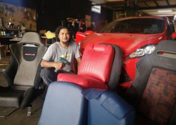 ABU Zarin mempamerkan sebahagian hasil kerja yang dibuat dalam bidang pengubahsuaian dalaman kenderaan melalui Acik Kusyen Enterprise di Senawang. – UTUSAN /NUR SHARIEZA ISMAIL