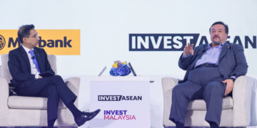 MENTERI Kewangan II, Datuk Seri Amir Hamzah Azizan (kanan) dan Fad’l Mohamed pada Persidangan Pelaburan ASEAN-Malaysia di Hotel Shang Ri La, semalam. - UTUSAN/SHIDDIEQIIN ZON