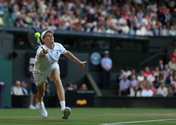 AKSI Jannik Sinner dalam aksi pusingan keempat Wimbledon semalam. - AFP