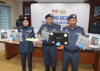 MOHD. ASRI Seman (kanan) menunjukkan barangan skrap elektronik dan logam di Pejabat Kastam Diraja Malaysia Bentong di Bentong, Pahang. - UTUSAN/SALEHUDIN MAT RASAD